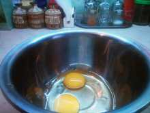 разбиваем два яйца в миску