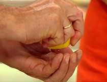 добавляем лимонную кислоту