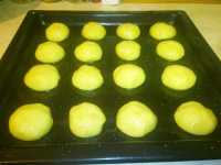 раскладываем колобки на противень