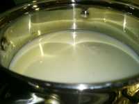 закипевшее молоко перед закладкой манки