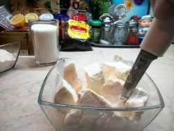 нарезаем масло на кусочки