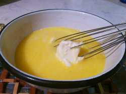 взбиваем маргарин для кексов на сметане