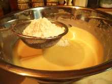 добавляем остаток муки