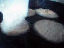 выливаем тесто на сковороду