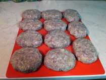 раскладываю полуфабрикаты на гибкую досточку