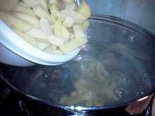 варим картошку для супа картофельного с мясными фрикадельками