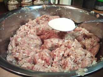 добавляем в фарш манку