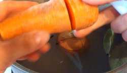 разрезаем подготовленную морковь на 3 части