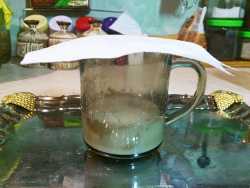 накрываем миску с дрожжами салфеткой для сахарного пирога