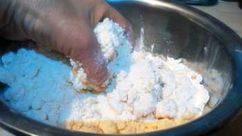 перетираем крошку руками