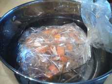 закладываем пакет в холодную воду