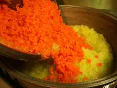 выкладываем перемолотые лук и морковь в кастрюлю