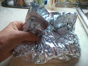 закрываем полностью кусок брюшины фольгой 