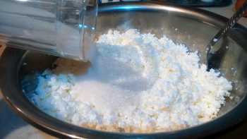 добавляем к творогу сахар