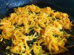 обжариваем морковь для  запечённой рыбы с овощами и сыром