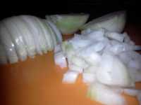 нарезаем лук для  запечённой рыбы с овощами и сыром