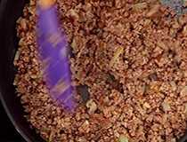 перемешиваем массу и жарим до образования корочки