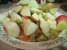 нарезаем яблоки на кусочки