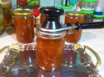 закатываем банки с абрикоссовым вареньем