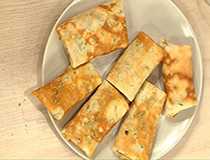 выкладываем блины на тарелку