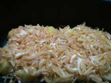 на картофель выкладываем слой лука