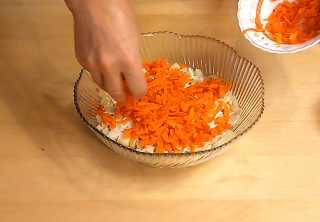 Морковь хорошо промываем водой и вместе с кожурой закладываем в кипящую воду. Варим, с момента закипания, в течение 20 - 25 минут до готовности - всё зависит от моркови. Затем охлаждаем в холодной воде, снимаем кожицу и натираем на крупной терке.
