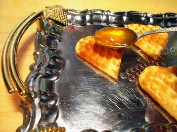 смазываем каждую вторую половинку вареньем