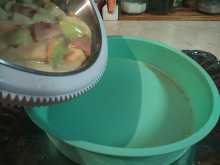 выкладываем тесто в форму для яблочного пирога