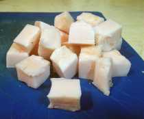 нарезаем сало кусочками