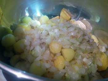 перемешиваем картошку и лук