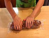 формируем колбаску на втором куске пленки