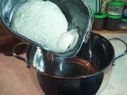 выкладываем готовое тесто в кастрюлю