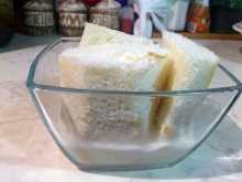 замачиваем хлеб в молоке