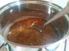 перемешиваем гречку в кастрюле для каши гречневой с молоком