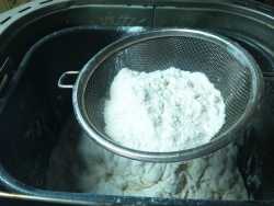 подсыпаем остаток муки