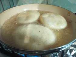 в сковороду наливаем подсолнечное масло