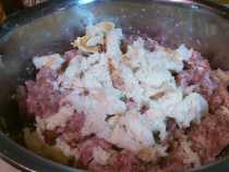 крошим хлеб на фарш