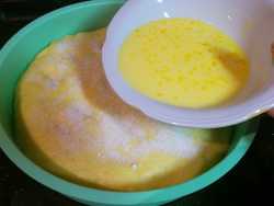 заливаем пирог заливкой