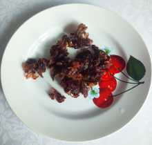 Нарежьте финики на очень мелкие кусочки.