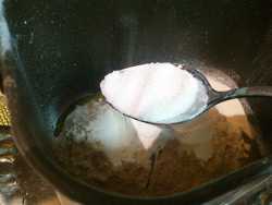 добавляем сахар для сахарного пирога