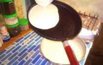 наливаем тесто в сковородку