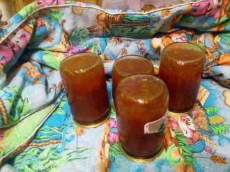 переворачиваем банки с абрикосовым вареньем вниз крышками