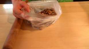 выкладываем орехи в двойной пакет