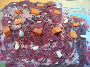 нашпиговываем мясо морковью и чесноком