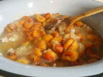 перемешиваем сок и абрикосы