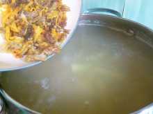 добавляем поджарку для картофельного супа со спагетти