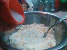 добавляем сахар в творог