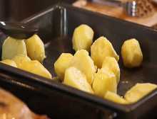 выкладываем отварной картофель на противень.