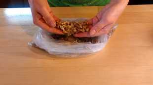 размалываем орехи на крупные кусочки