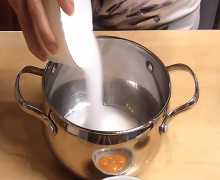 В кастрюлю высыпаем сахар-песок.